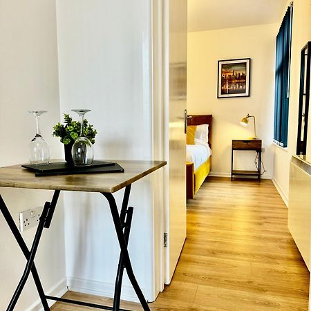 Rnm - Business Professional & Top Choice, Private Access & Entire Place, Kitchen & Washroom With Amenities, Smart Tv, Easy Access, Fast Wifi, Parking Nearby, Great Transport Links Halesowen Extérieur photo