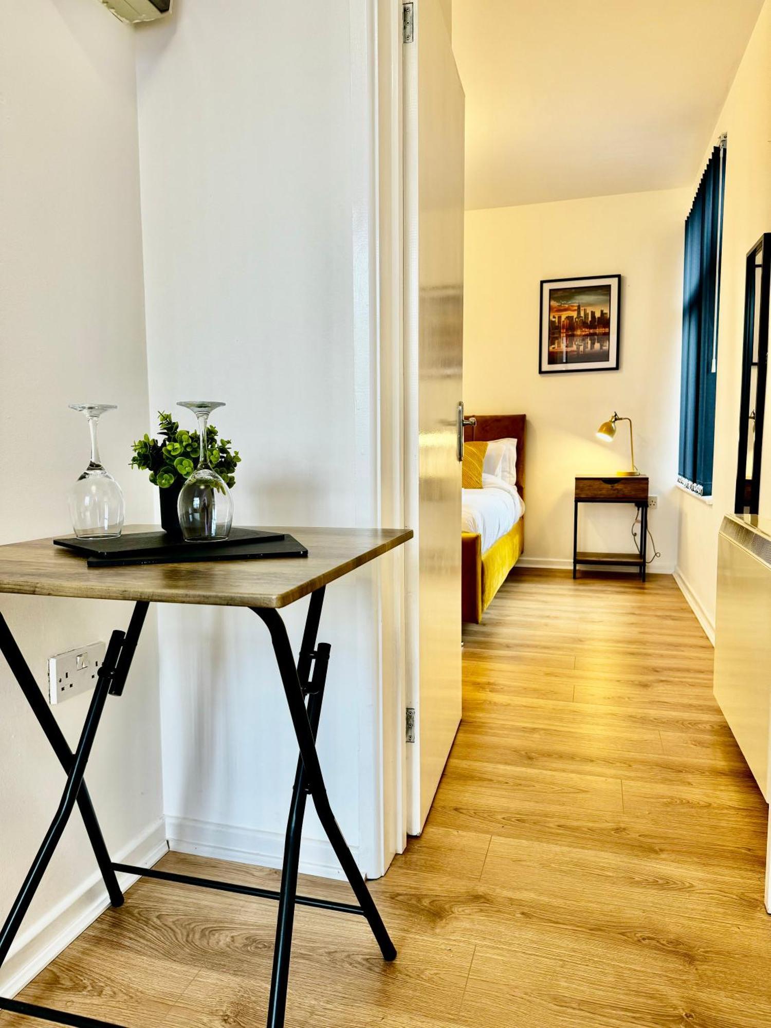 Rnm - Business Professional & Top Choice, Private Access & Entire Place, Kitchen & Washroom With Amenities, Smart Tv, Easy Access, Fast Wifi, Parking Nearby, Great Transport Links Halesowen Extérieur photo