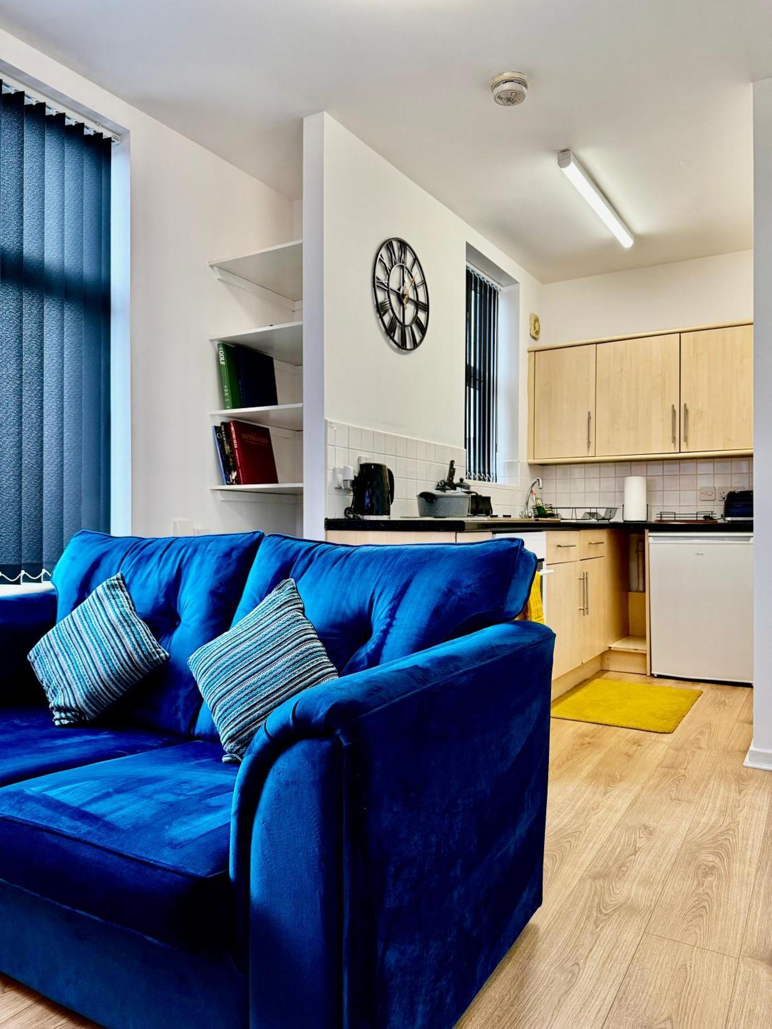 Rnm - Business Professional & Top Choice, Private Access & Entire Place, Kitchen & Washroom With Amenities, Smart Tv, Easy Access, Fast Wifi, Parking Nearby, Great Transport Links Halesowen Extérieur photo