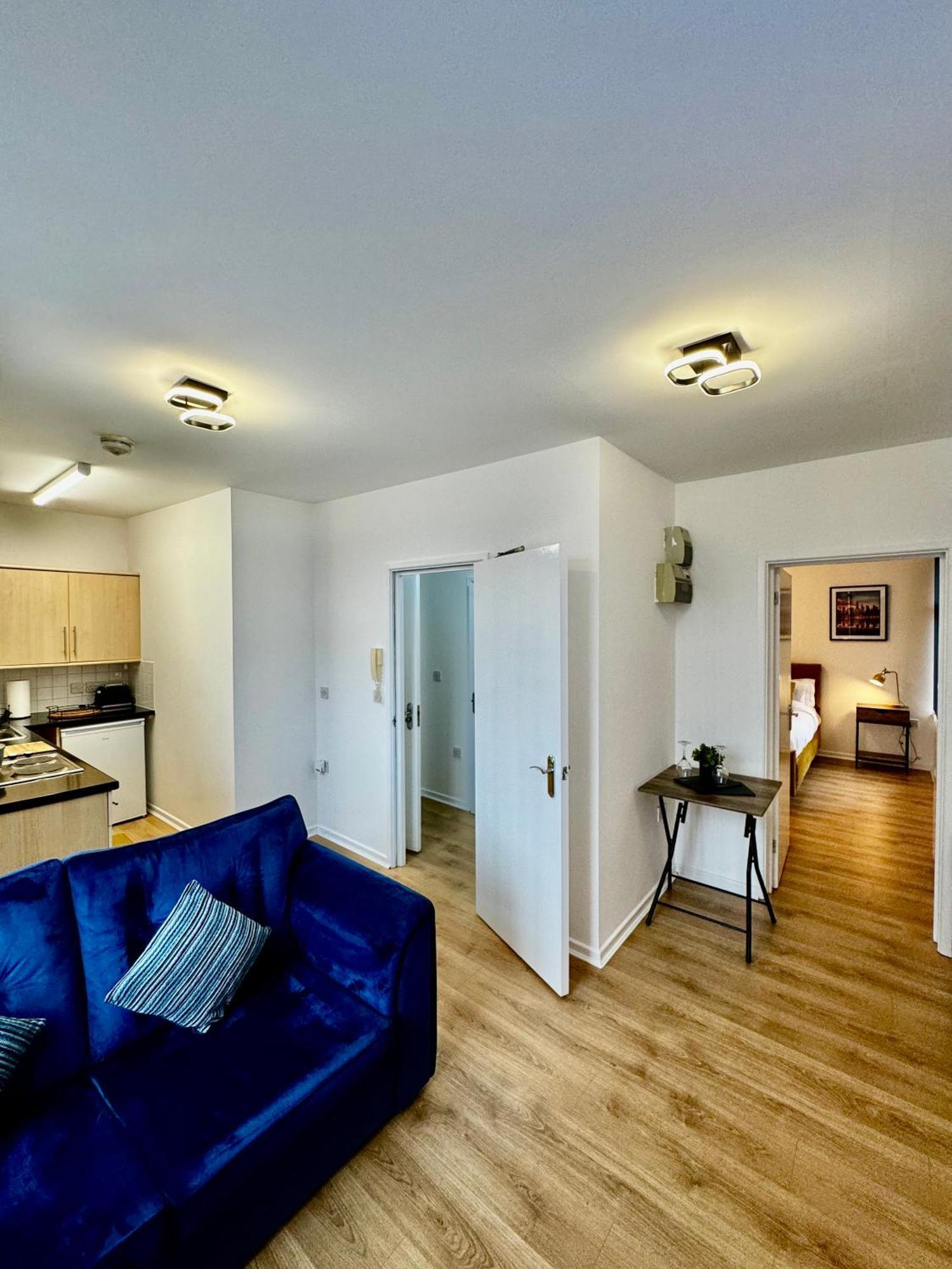 Rnm - Business Professional & Top Choice, Private Access & Entire Place, Kitchen & Washroom With Amenities, Smart Tv, Easy Access, Fast Wifi, Parking Nearby, Great Transport Links Halesowen Extérieur photo