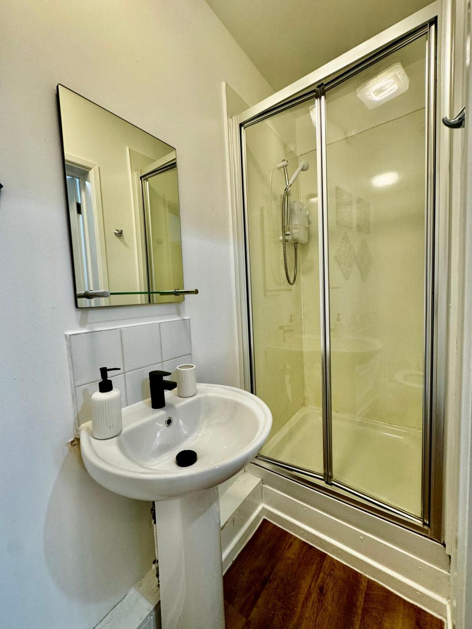 Rnm - Business Professional & Top Choice, Private Access & Entire Place, Kitchen & Washroom With Amenities, Smart Tv, Easy Access, Fast Wifi, Parking Nearby, Great Transport Links Halesowen Extérieur photo